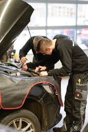 Alfons Balter, Auto, Kfz, Reparatur, Niederadenau, Hönningen, Betrieb, Karosserie, Fahrzeuglackierungsabteilung, Mitarbeiter, Kfz-Mechatroniker, Meister, KFZ-Reparatur